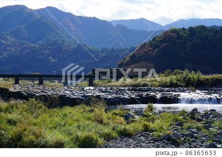 八東川の鉄橋を渡る若桜鉄道と徳丸ドントと晩秋の中国山地6　鳥取県八頭郡八頭町 86365633