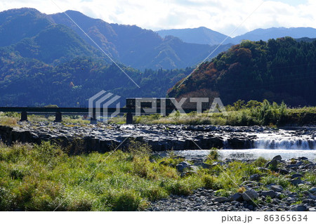 八東川の鉄橋を渡る若桜鉄道と徳丸ドントと晩秋の中国山地7 鳥取県八頭郡八頭町 八東川の鉄橋を渡る若桜鉄道と徳丸ドントと晩秋の中国山地7 鳥取県八頭郡八頭町 86365634