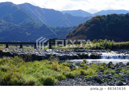 八東川の鉄橋を渡る若桜鉄道と徳丸ドントと晩秋の中国山地8 鳥取県八頭郡八頭町 八東川の鉄橋を渡る若桜鉄道と徳丸ドントと晩秋の中国山地8 鳥取県八頭郡八頭町 86365636