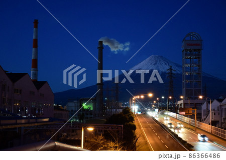 静岡県富士市の蓼原大橋と富士山の夜景 86366486