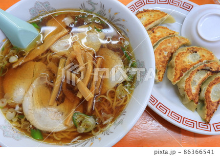 ラーメン屋のチャーシュー麺と餃子 86366541