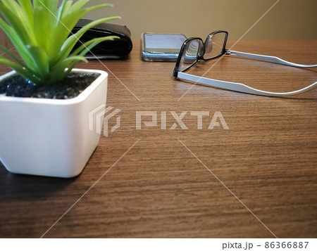 Blurred background of old wallet on the wooden desk 86366887