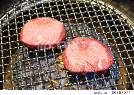 チョッと奮発した焼肉屋の風景 86367074
