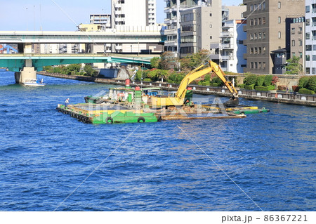 河川の浚渫作業風景 河川の浚渫作業風景 86367221