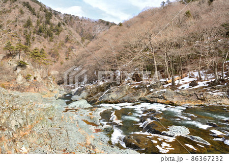 冬の塩原温泉と箒川 86367232