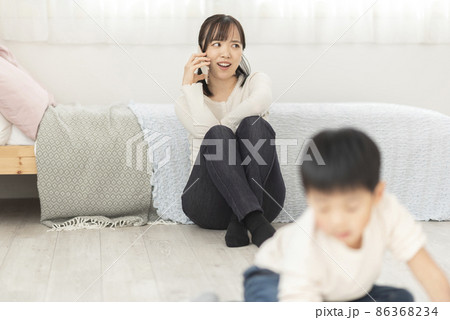 育児の悩みを愚痴る母親イメージ 86368234