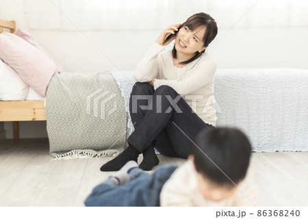 育児の悩みを愚痴る母親イメージ 86368240