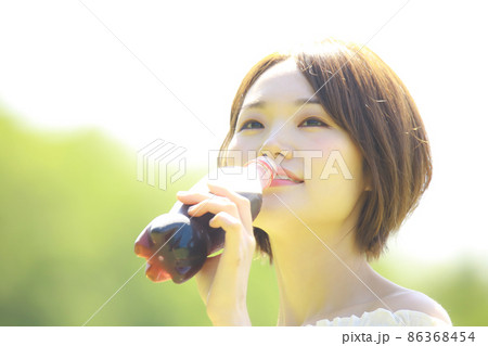 炭酸飲料を飲む女性 炭酸飲料を飲む女性 86368454