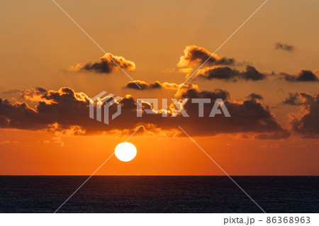 沖縄・宮古島の東平安名崎から臨む日の出 沖縄・宮古島の東平安名崎から臨む日の出 86368963