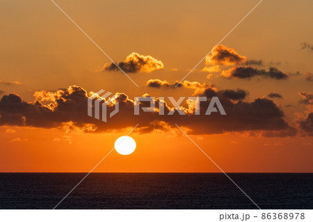 沖縄・宮古島の東平安名崎から臨む日の出 沖縄・宮古島の東平安名崎から臨む日の出 86368978