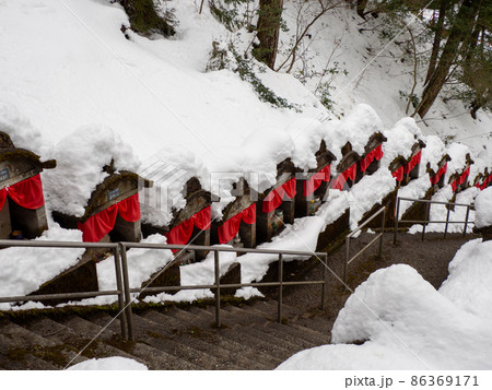 [穴の谷霊場]　石段に並ぶ観音像 86369171