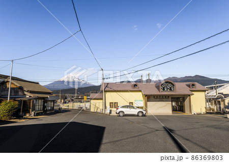 富士山が見える駅JR東海道線の東田子の浦駅 富士山が見える駅JR東海道線の東田子の浦駅 86369803