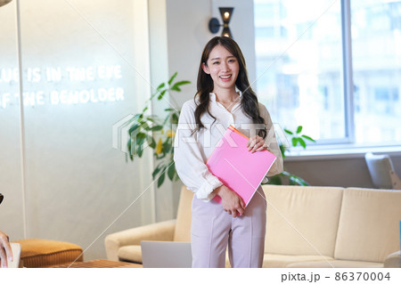 若い女性　カフェ　コワーキング　シェアオフィス　レンタルスペース 86370004