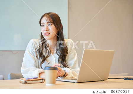 若い女性 カフェ コワーキング シェアオフィス レンタルスペース 若い女性 カフェ コワーキング シェアオフィス レンタルスペース 86370012