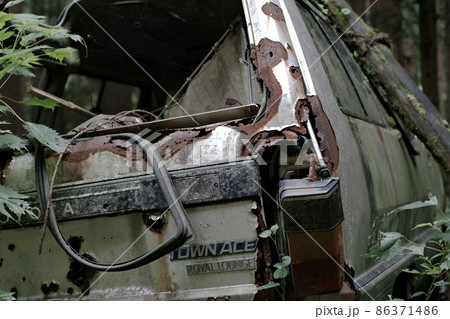 【草ヒロ】森の中で佇む廃車体 86371486