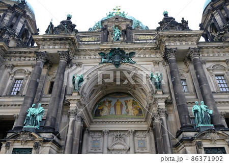 Facade of the Berliner Dom or Berlin Cathedral, Germany 86371902