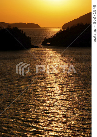 山口県笠戸島　はなぐり岩の夕景 86371949