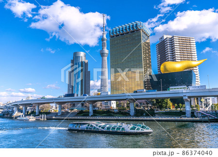 日本の東京都市景観　隅田川と水上バス「エメラルダス」などを望む 86374040