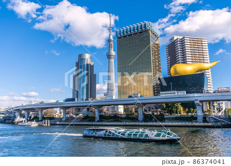 日本の東京都市景観　隅田川と水上バス「エメラルダス」などを望む 86374041