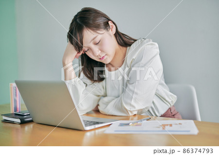 テレワーク(リモート)疲れの若い女性 テレワーク(リモート)疲れの若い女性 86374793