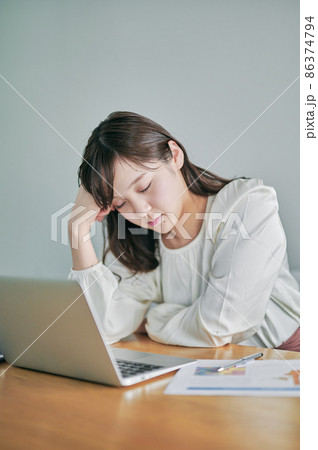 テレワーク（リモート）疲れの若い女性 86374794