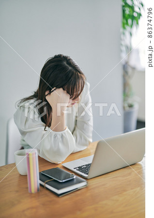 テレワーク(リモート)疲れの若い女性 テレワーク(リモート)疲れの若い女性 86374796