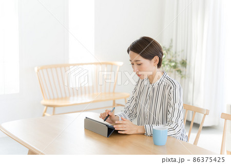 液晶タブレット　ペン　女性 86375425