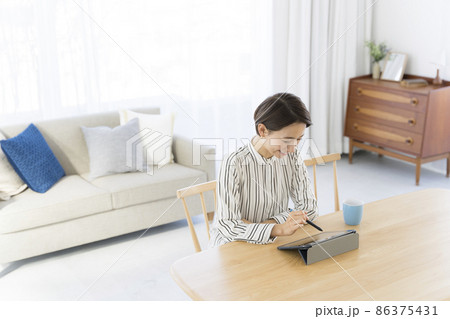 液晶タブレット　ペン　女性 86375431