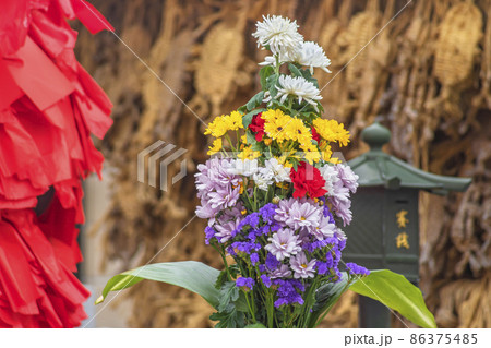 [東京・田端] 東覚寺の赤紙仁王へ寄贈された献花。 86375485