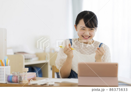 オンライン学習をする女の子 タブレットPC オンライン学習をする女の子 タブレットPC 86375633