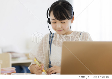 オンライン学習をする女の子 パソコン 86375640