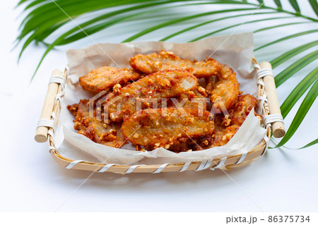 Fried bananas in bamboo basket Fried bananas in bamboo basket 86375734