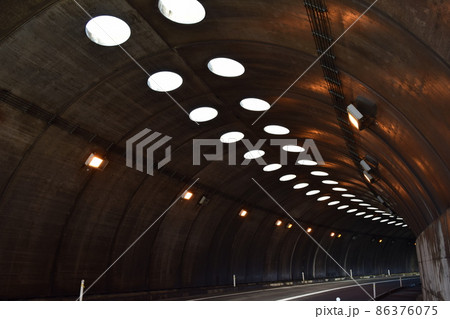 海岸道路のシェルター 86376075