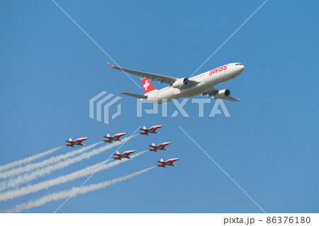 スイス航空エアバスA330とスイス空軍パトロイユ・スイスの編隊飛行 86376180