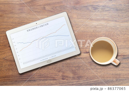 専業主婦世帯と共働き世帯グラフ(タブレット コーヒー) 専業主婦世帯と共働き世帯グラフ(タブレット コーヒー) 86377065