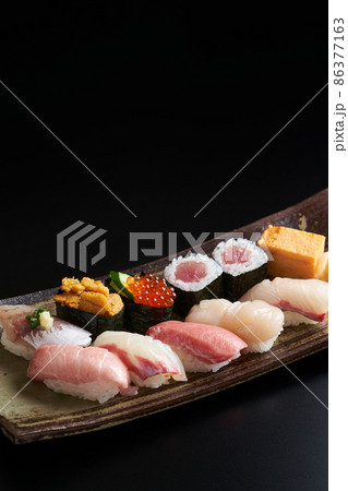 皿に盛り付けた握り寿司 86377163