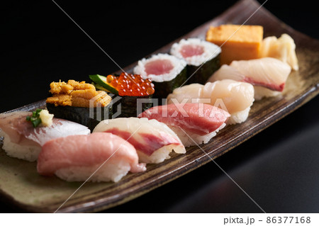 皿に盛り付けた握り寿司 86377168