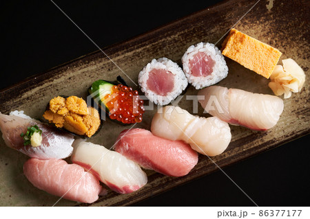 皿に盛り付けた握り寿司 86377177