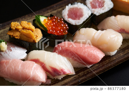皿に盛り付けた握り寿司 86377180