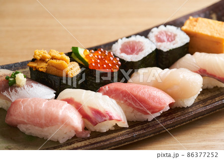 皿に盛り付けた握り寿司 86377252