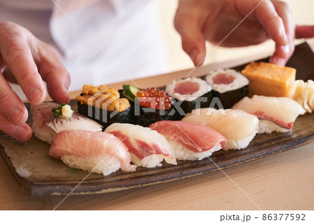 握り鮨を盛り付ける板前 86377592