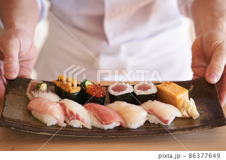 握り鮨を提供する板前 握り鮨を提供する板前 86377649