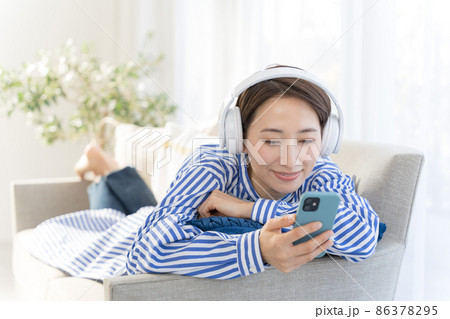 ソファ くつろぐ 30代女性 ソファ くつろぐ 30代女性 86378295