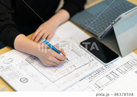 什器レイアウトを確認する女性一級建築士 86378508