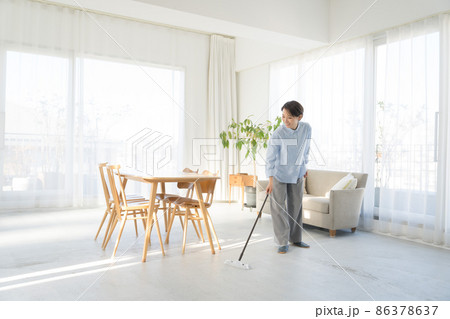 掃除　家事　30代女性 86378637