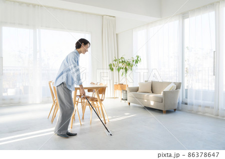 掃除　家事　30代女性 86378647