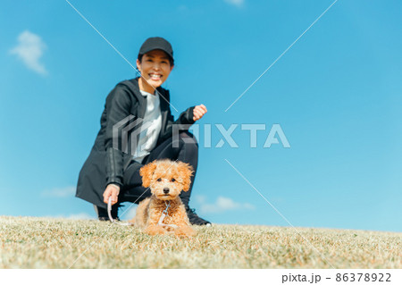 スポーツウェアで犬の散歩をする女性(全身) スポーツウェアで犬の散歩をする女性(全身) 86378922