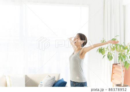 リラックス　深呼吸　30代女性 86378952