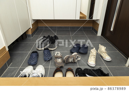 散らかった玄関 86378989
