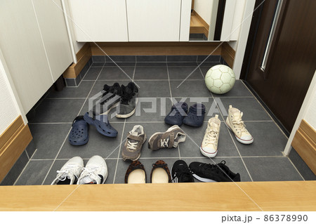 散らかった玄関 散らかった玄関 86378990